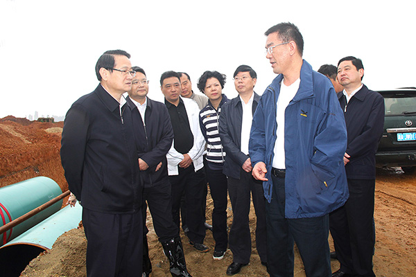 2017年4月21日 原湖南省委常委、長(zhǎng)沙市委書(shū)記易煉紅考察項(xiàng)目工地