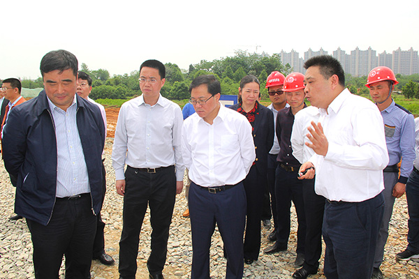 2017年4月28日 長(zhǎng)沙市委副書(shū)記、市長(zhǎng)、湖南湘江新區(qū)黨工委書(shū)記陳文浩實(shí)地督察項(xiàng)目進(jìn)展